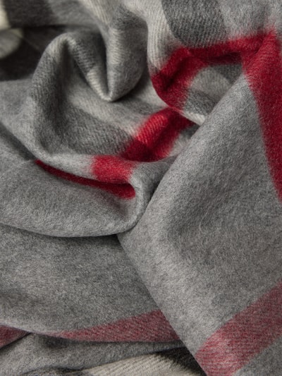 Produktfoto, Schal mit Fransen von FRAAS in rechteckigem Design, Strick-Optik, graue und rote Farbtöne, Detailansicht, weiche Textur