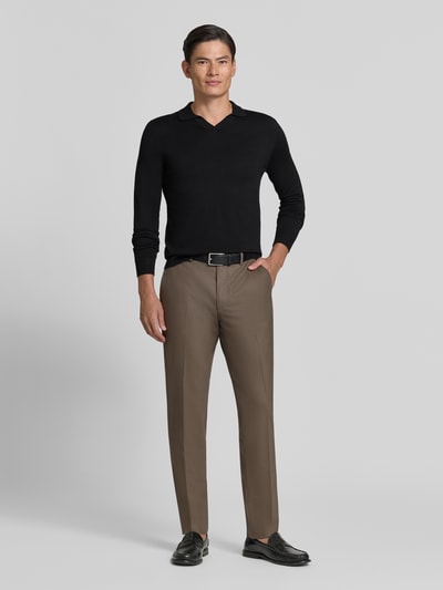 Männermodel trägt schwarzen Strickpullover mit Viskose-Anteil Modell 'MANICA LUNGA' von MARKUP, gerade Form, Umlegekragen, Ganzkörperansicht von vorne.
