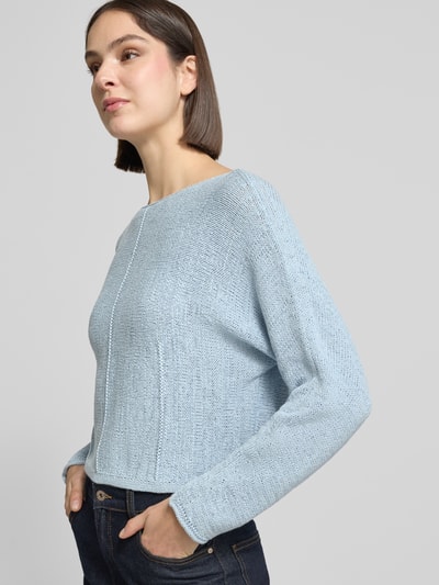 Frauenmodel trägt Strickpullover mit U-Boot-Ausschnitt von Oui aus Baumwoll-Mix in Hellblau, strukturierte Oberfläche, Nahaufnahme Oberkörper.