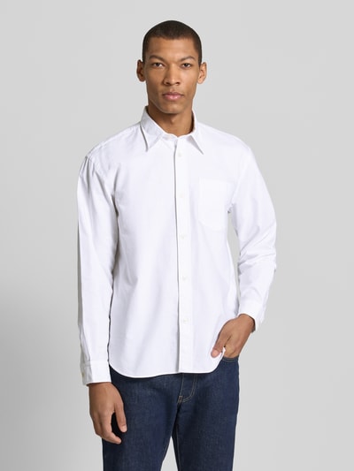 Męski model nosi Relaxed Fit Freizeithemd aus reiner Baumwolle Modell OXFORD SHIRT od SELECTED HOMME, białe, gładkie, całkowity przód.