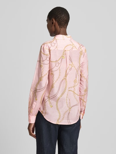Vrouwenmodel draagt blouse met zijde-aandeel en kentkraag van Gant, katoenmix, regular fit, knoopsluiting, sportmanchet, afgeronde zoom, ruglengte maat 36: 68 cm, mouwlengte maat 36: 61 cm, geheellichaamsaanzicht achteraan.