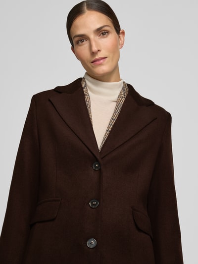 Vrouwenmodel draagt Mantel met Viskose-Anteil van MORE, kleur donkerbruin, Reverskraag, Knoopsluiting, Klepzakken, Nahaufnahme Oberlichaam, elastische materiaalmix, recht pasvorm, ruglengte maat 36 103 cm, schouderbreedte 38 cm, borstwijdte 47 cm, mouwlengte 63 cm.