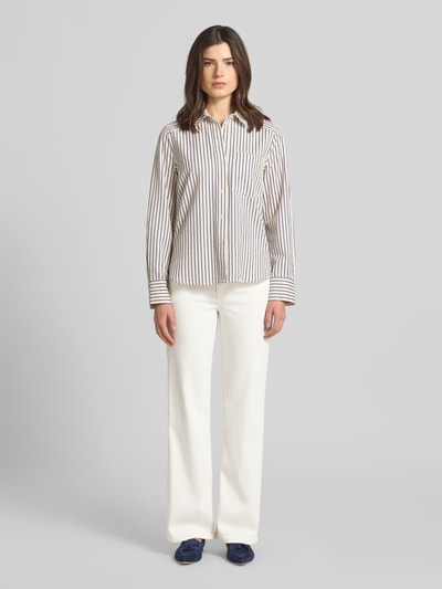 Frauenmodel trägt Wide Leg Medium Waist Jeans Modell 'AMELIE' von Gang aus cremeweißem Baumwoll-Mix mit Stretch, Ganzkörperansicht von vorne.