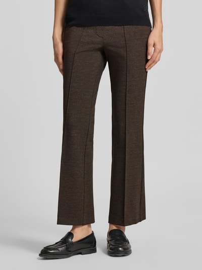 Frauenmodel trägt Weite Hose aus Viskose Modell-Mix 'FRANCOISE' von CAMBIO in Dunkelbraun mit glatter Textur, Nahaufnahme Unterkörper, Damen Weite Hose von CAMBIO.