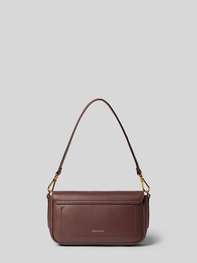 Produktfoto, Shoulder Bag mit Logo-Detail von Coccinelle in Braun mit Strukturmuster, Überschlag und abnehmbarem Schulterriemen, goldene Details, Breite 28 cm, Länge 16 cm, Tiefe 6 cm, Länge Schulterriemen 96 cm, Hauptfach und Innenfach mit Reißverschluss