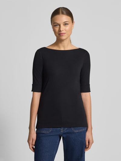 Frauenmodel trägt T-Shirt mit U-Boot-Ausschnitt Modell 'JUDY' von Lauren Ralph Lauren aus Baumwoll-Elasthan-Mix, Slim-Fit, Ganzkörperansicht von vorne.