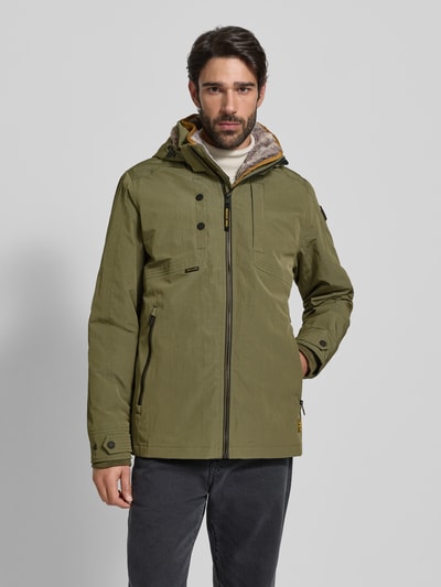 Männermodel draagt Jacke met kapuze van PME Legend in regular fit, olijfgroen met ritssluiting en ritszakken, Ganzkörperansicht van voren. Ruglengte maat M: 76 cm, schouderbreedte: 46 cm, borstwijdte: 56 cm, mouwlengte: 70 cm.