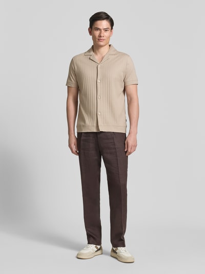 Männermodel trägt Regular Fit Poloshirt mit durchgehender Knopfleiste von JOOP! Collection in Beige, reine Baumwolle, Ganzkörperansicht von vorne.