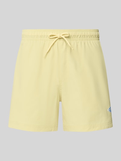 Produktfoto, żółte spodenki kąpielowe Straight Fit Badeshorts mit Logo-Detail Modell 'Maui' od Jack & Jones, detal z logo, elastyczny pas z tunelem