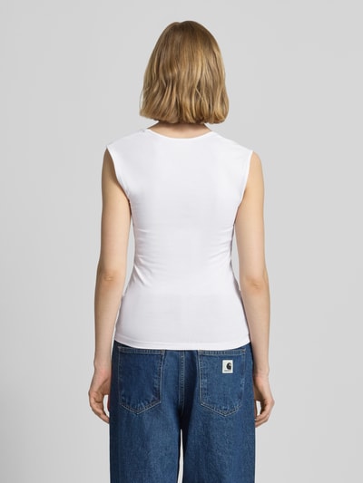 Frauenmodel trägt Top mit Karree-Ausschnitt Modell 'ISABELLA GIGI' von JJXX aus weißem Baumwoll-Mix mit Stretch-Anteil, körpernaher Schnitt, Rückenlänge bei Größe S 50 cm, Ganzkörperansicht Rückansicht.