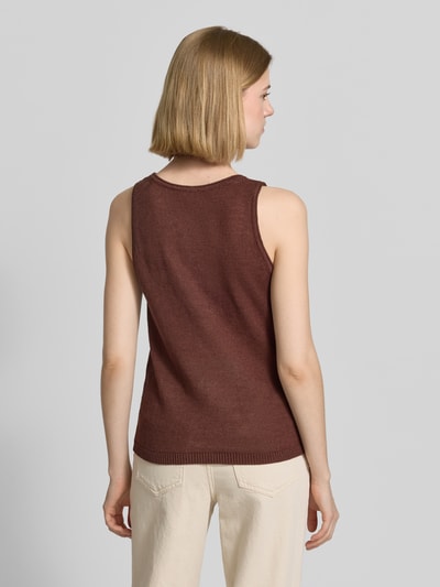 Frauenmodel trägt Tanktop mit Rundhalsausschnitt von Stefanel in Braun, Flachs-Mix mit Baumwoll-Anteil, gerippter Saum, Ganzkörperansicht Rückansicht.