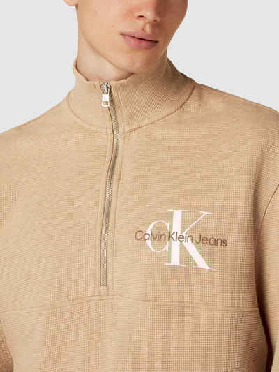 Calvin Klein Jeans Strickpullover mit Label-Details Beige meliert 3