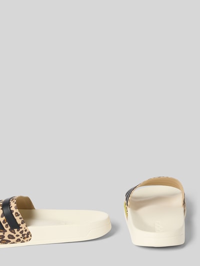 Produktfoto, Badeschuhe mit Animal Print Modell 'ADILETTE SHOWER' von adidas Sportswear, Optik: Unifarben, Schuhspitze: rund, Absatzform: flach, Muster: Animal Print, Applikation: Label-Prägung, Sohle: strukturiert