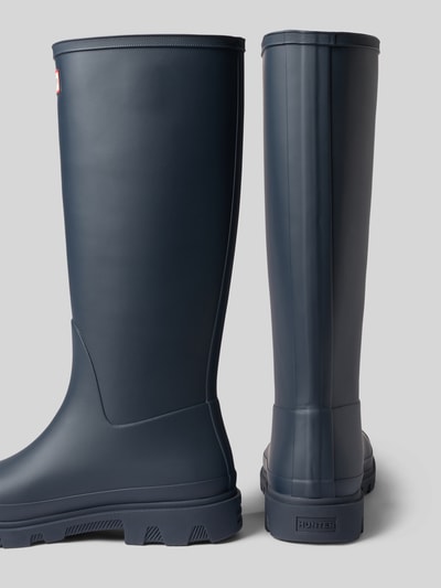 Produktfoto, Stiefel mit Logo-Detail von Hunter, granatowy kolor, zaokrąglony krój, gładka powierzchnia, profilowana podeszwa, wysokość obcasa: 3 cm, wysokość cholewki: 37 cm, szerokość w rozmiarze 40: 16 cm