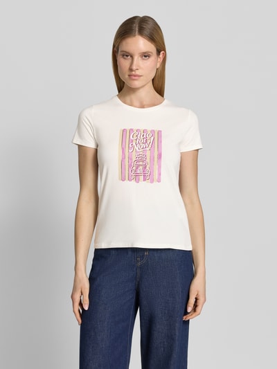 Frauenmodel trägt T-Shirt mit Motiv-Print und Rundhalsausschnitt von Zero, gerade geschnitten, weiß, farbiger Print, Ganzkörperansicht von vorne.