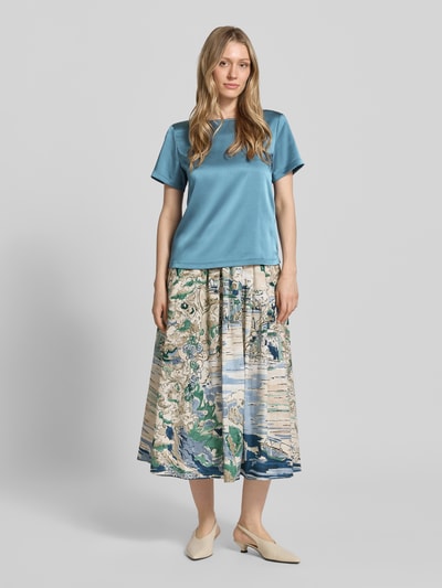 Frauenmodel trägt Damen T-Shirt Regular fit T-Shirt aus Satin Modell 'GILBERT' von Weekend Max Mara in Optik: Unifarben, Rundhals-Ausschnitt, Kurzarm, Material-Mix mit Viskose-Anteil und Lyocell-Anteil, Farbe Blau, glatte Satin-Textur, Ganzkörperansicht von vorne.