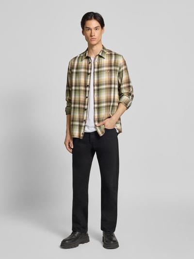 Mannenmodel draagt Regular Fit Freizeithemd met Kentkraag en Label-Stitching van PME Legend in groen geruit katoen, regular fit, volledige lichaamsvooraanzicht.