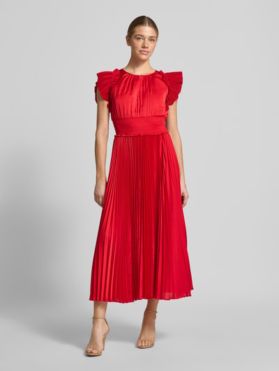 Frauenmodel trägt Midikleid mit Plisseefalten Modell 'Dilia' von JOOP! aus rotem Satin, taillierter Schnitt, Rundhalsausschnitt, Ganzkörperansicht von vorne. Brustweite 42 cm, Rückenlänge 127 cm, Ärmellänge 10 cm in Größe 36.