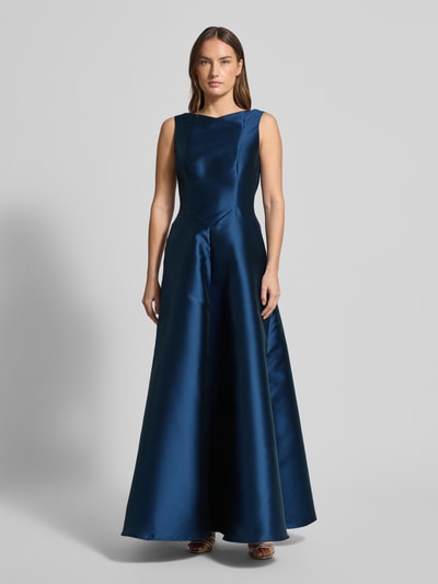Vrouwenmodel draagt avondkleid uit satijn met ronde halslijn van Swing, A-lijn, maxi, donkerblauw, gladde structuur, volledige frontaalzicht.