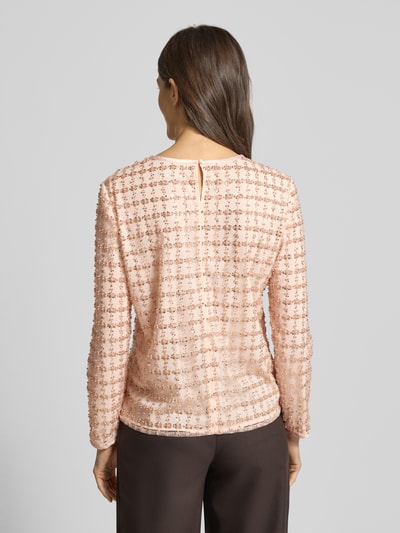 Frauenmodel trägt Blusenshirt mit Rundhalsausschnitt von Emporio Armani in zartem Rosé, lockerer Schnitt, Ganzkörperansicht Rückansicht.