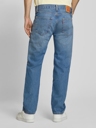 Mężczyzna nosi niebieskie jeansy Regular Fit Straight Jeans aus reiner Baumwolle Modell '505® REGULAR' od Levi's®, denim o klasycznej fakturze, proste nogawki, Herren Straight Fit Jeans von Levi's®, całkowity widok od tyłu