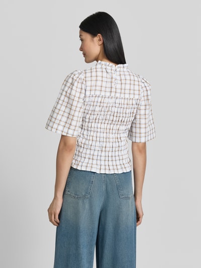 Frauenmodel trägt Slim-Fit-Bluse im Allover-Look Modell 'POSSINI' von Neo Noir aus Baumwoll-Mix mit Stehkragen, Rückansicht, Kontext: Damen Bluse, Rückenlänge bei Größe 36: 50 cm, Ärmellänge bei Größe 36: 34 cm.