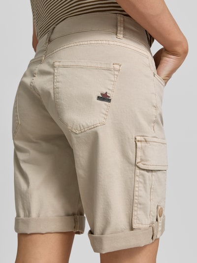 Frauenmodel trägt Cargo Shorts im 5-Pocket-Design mit Pattentaschen von Buena Vista, Beige, Baumwoll-Mix mit Stretch-Anteil, Ganzkörperansicht Rückansicht.