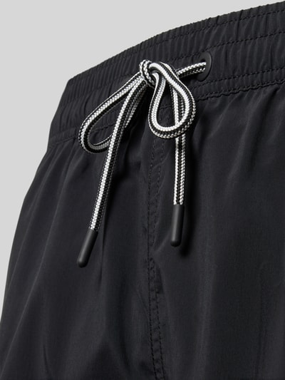 Produktfoto, schwarze Straight Fit Badeshorts mit Tunnelzug, elastischer Bund, Eingrifftaschen, FIRE + ICE, feine Struktur, Nahaufnahme