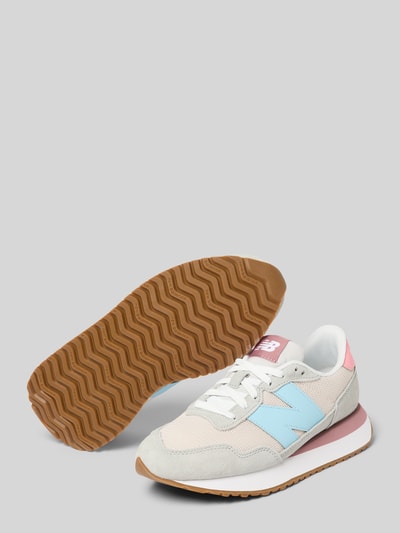 Produktfoto, Sneaker aus Leder-Mix mit Logo-Detail von New Balance, dames sneakers in lichtgrijs, blauw, roze, leermix, vetersluiting, profielzool, afgeronde pasvorm, hakhoogte maat 39: 3 cm, schachthoogte maat 39: 7 cm, schachtbreedte maat 39: 8 cm