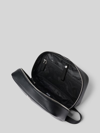 Produktfoto, Kosmetiktasche mit Label-Detail Modell 'Ray EVO' von BOSS aus schwarzem Kunstleder mit Struktur, Reißverschluss, Hauptfach und Netzfach