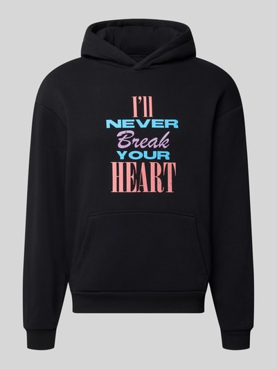 Produktfoto, Regular Fit Hoodie aus Baumwoll-Mix Modell 'Backstreet Boys' von Mister Tee in Schwarz mit pink-blauem Frontprint, gerippte Abschlüsse, Kängurutasche, Herren Hoodie