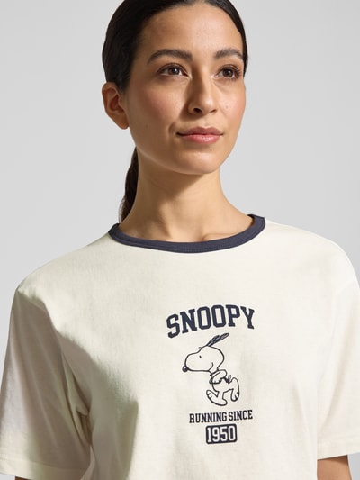 Modelka nosi T-shirt mit Motiv-Print und Rundhalsausschnitt von Jake*s Casual z nadrukiem z motywem, bawełna, krój relaxed fit, długość tyłu w rozmiarze S: 60 cm, jasne kolory, prosta faktura, zbliżenie na górną część ciała.