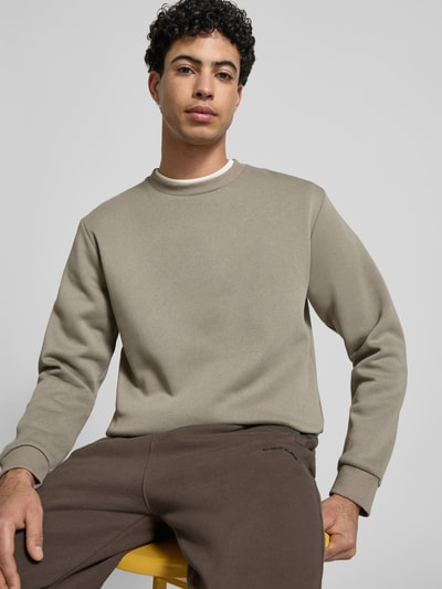 Männermodel trägt Sweatshirt mit gerippten Abschlüssen Modell 'BRADLEY' von Jack & Jones in Beige, Material-Mix, Nahaufnahme Oberkörper.