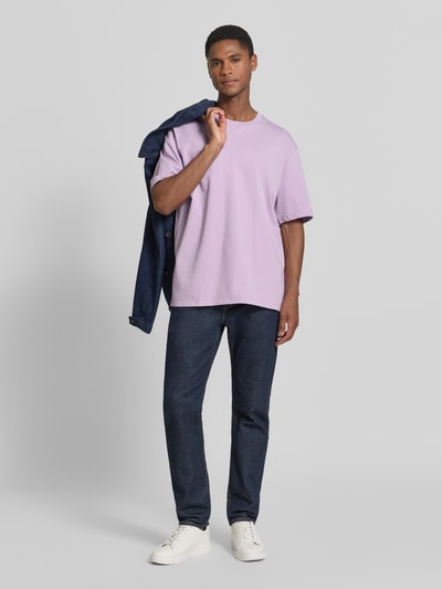 Männermodel trägt Oversized T-Shirt mit Rundhalsausschnitt von Lindbergh in Helllila, Reine Baumwolle, Rückenlänge 69 cm, Ganzkörperansicht von vorne.