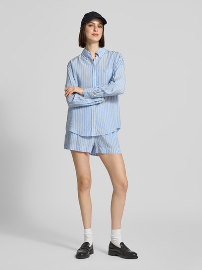 Frauenmodel trägt Shorts mit elastischem Bund von Gant aus Lyocell im Loose-Fit mit seitlichen Eingrifftaschen, Ganzkörperansicht von vorne.