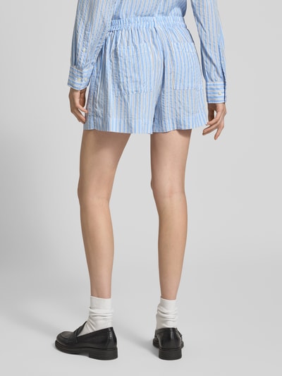 Frauenmodel trägt Shorts mit elastischem Bund von Gant aus reinem Lyocell, Loose-Fit, mit Seitliche Eingrifftaschen, Ganzkörperansicht Rückansicht.
