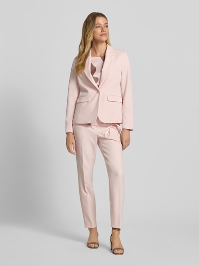 Vrouwenmodel draagt Slim Fit Blazer met reverskraag van s.Oliver BLACK LABEL, look: effen, pasvorm: slim fit, materiaalverwerking: twill, lange mouw, 1-knoopssluiting, lichtroze tinten, gladde structuur, voorkant volledige lichaamsweergave.