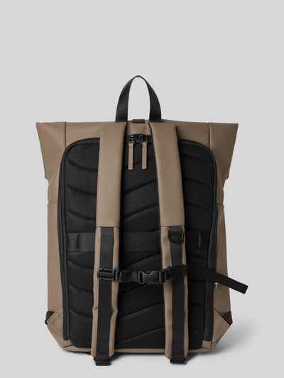 Produktfoto, Rucksack mit Rolltop Modell 'Splash' von GASTON LUGA in Taupe und Schwarz, breite Schulterriemen, strukturierte Textur, Hoofdvak met rolltop en haakjessluiting, verstelbare schouderband, draagband, steek- en ritsvakken, Breedte 42 cm, Lengte 61 cm, Diepte 12 cm, bandlengte 83 cm