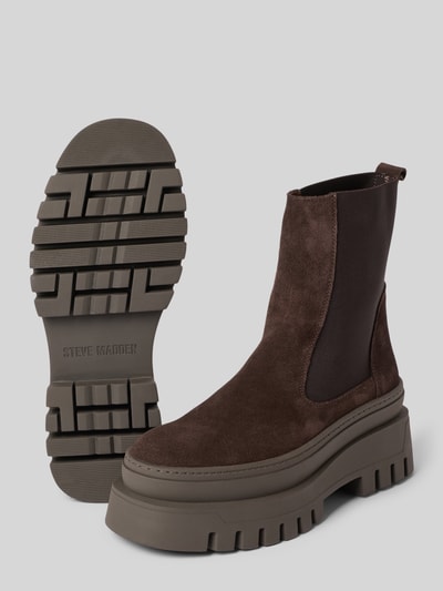 Produktfoto, Chelsea Boots aus echtem Leder Modell 'Cassandra' von Steve Madden, braune Farbe, elastischer Einsatz, profilierte Plateausohle, abgerundete Form, Absatzhöhe 5 cm, Schafthöhe 19 cm, Schaftweite 12 cm, rauhe Textur, seitlich und von unten sichtbar