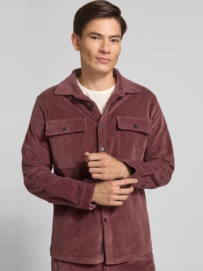 Männermodel trägt Regular Fit Overshirt mit Pattentaschen Modell 'Taylor' von Zuitable, Baumwoll-Mix in Braun, Nahaufnahme Oberkörper.