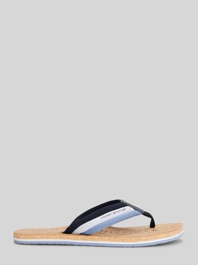 Produktfoto, Zehentrenner mit Logo Detail und Kork-Fußbett von Tommy Hilfiger, Mehrfarbig, Optik: mehrfarbig, Schuhspitze: abgerundet, Absatzform: flach, Logo-Detail.