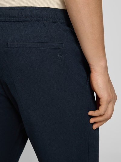 Männermodel trägt Pull On Hose in Leinen-Optik mit Eingrifftaschen von REVIEW in Dunkelblau, reine Baumwolle, Nahaufnahme Rückansicht