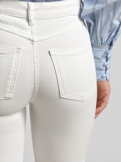 Vrouwenmodel draagt Bootcut Jeans im 5-Pocket-Design van Stefanel, witte katoenmix met stretch, uitlopende snit, detailopname rug.