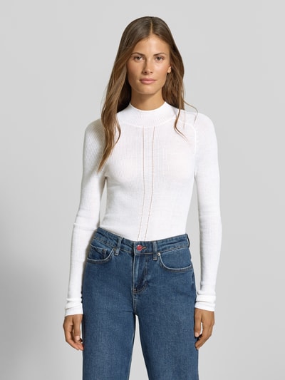 Frauenmodel trägt Slim Fit Pullover mit Woll-Anteil von MYON, weiß, Stehkragen, Lochmuster, Material-Mix, Nahaufnahme Oberkörper.