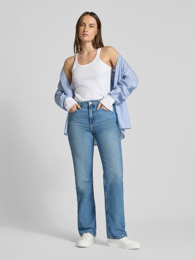 Frauenmodel trägt Regular Fit Straight Jeans aus reiner Baumwolle Modell 'ADA' von BOSS in Hellblau, Denim-Struktur, Ganzkörperansicht von vorne.