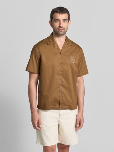 Mannelijk model draagt regular fit vrijetijdsoverhemd van katoen, Regular Fit Freizeithemd aus reiner Baumwolle van Lacoste in bruin, Heren, Ganzlichaamsvooraanzicht.