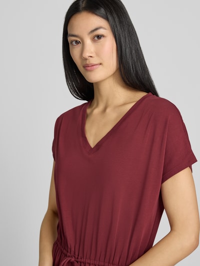 Kobieta modelka nosi Relaxed Fit Freizeitkleid aus Baumwoll-Mix od s.Oliver RED LABEL w kolorze bordowym, zbliżenie na górę ciała