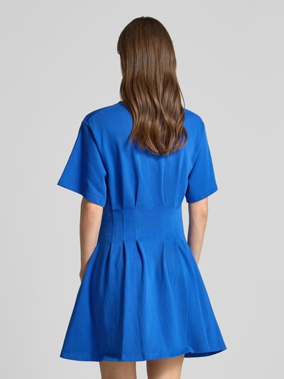 Modelka nosi Leicht ausgestelltes Sweatkleid aus reiner Baumwolle von Polo Ralph Lauren w kolorze niebieskim, mini, krótki rękaw, melanżowa optyka, okrągły dekolt, logo, zakładki, materiał: czysta bawełna, widok całej sylwetki z tyłu.