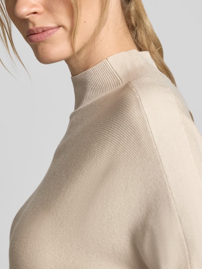 Vrouwenmodel draagt Regular Fit sweatshirt uit viscosemix van comma, tricotlook, opstaande kraag, 1/2-mouwen, detailopname bovenlichaam
