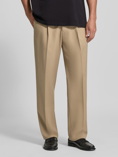Männermodel trägt beige Loose Fit Bundfaltenhose mit Viskose-Anteil Modell '220-LOOSE' von Selected, Herren Bundfaltenhose, Nahaufnahme Oberkörper